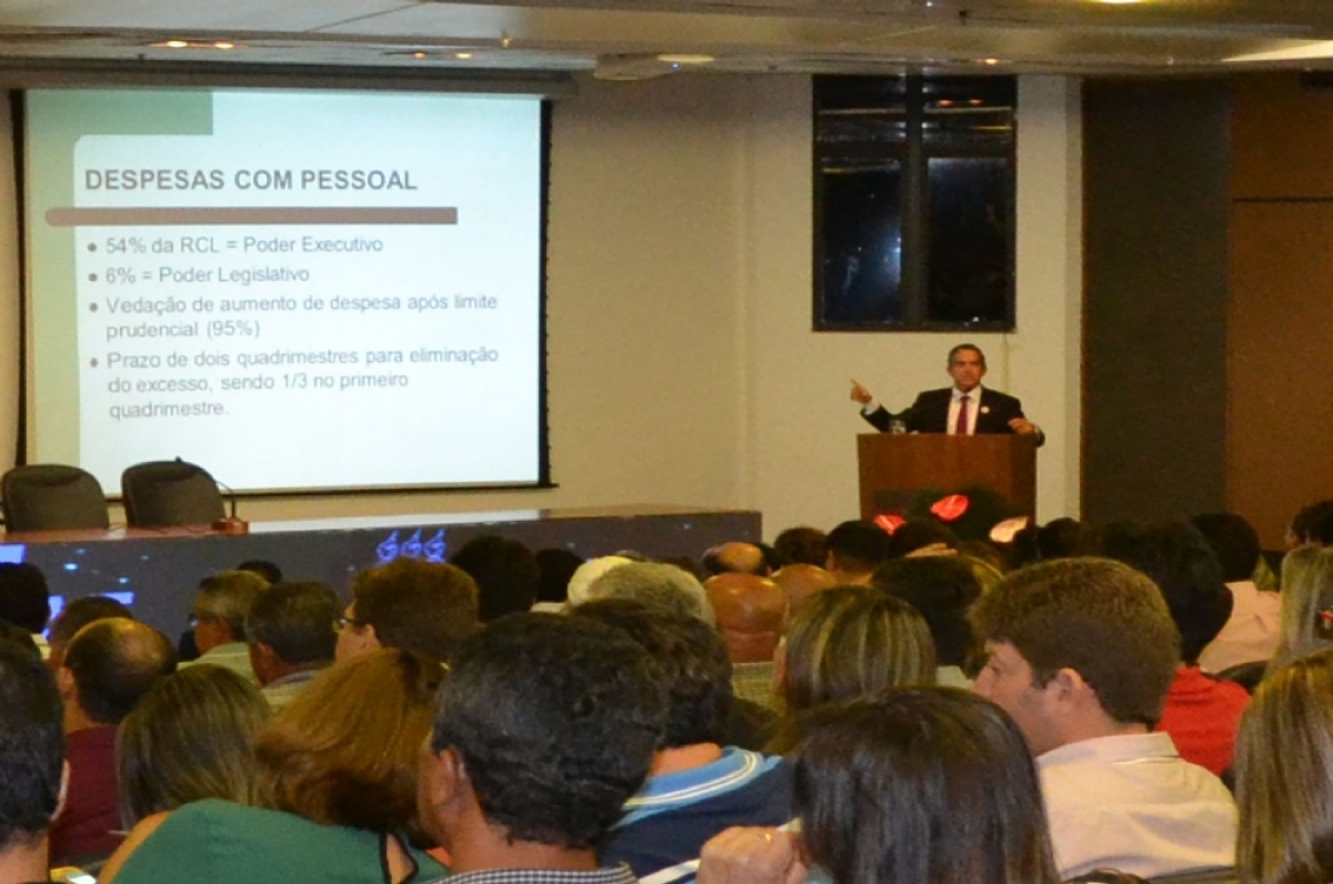 Procurador chama atenção para a responsabilização dos prefeitos (Imagem: Cássia Santana/Portal Infonet)