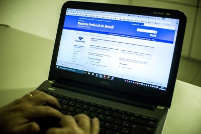 Os dados do rascunho podem ser acessados de qualquer computador ou celular por meio de aplicativo e ficam armazenados no sistema da Receita Federal (Imagem: Marcelo Camargo/Agência Brasil)