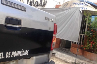 Veículo do Departamento de Homicídios esteve no local (Foto: Portal Infonet) 