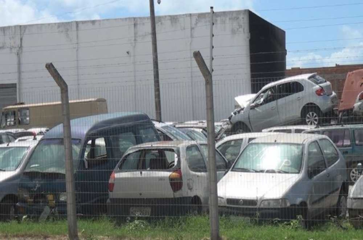 Mais de 40 carros foram destruídos no incêndio (Foto: Portal Infonet) 