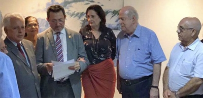 Des. Edson recebendo o comunicado de sua eleição (Foto: TRE/SE)