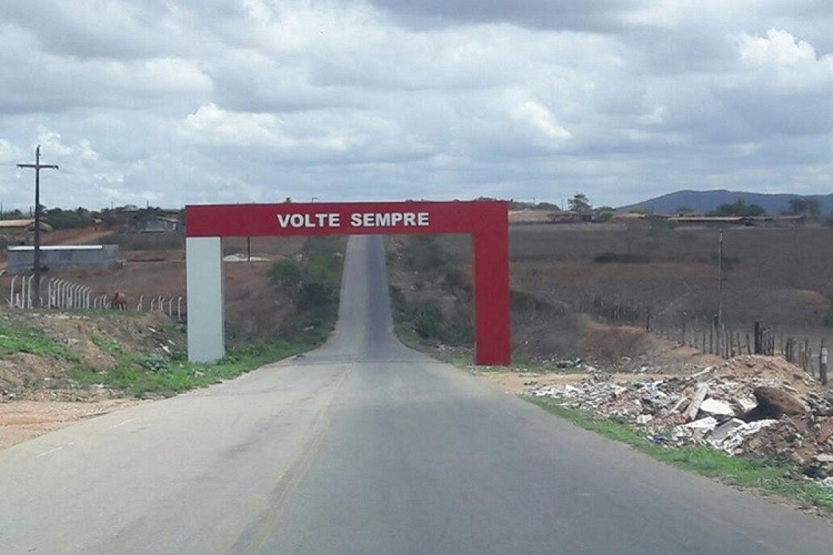 Lixão na entrada de Ribeirópolis causa aspecto negativo para quem chega à cidade (Foto: SergipeNet)
