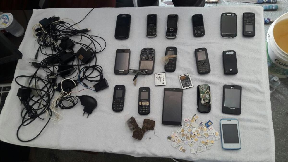 Desipe e PM/Sergipe fazem revista no Preslen e encontram telefones celulares, carregadores e armas (Foto: Sejuc/SE)