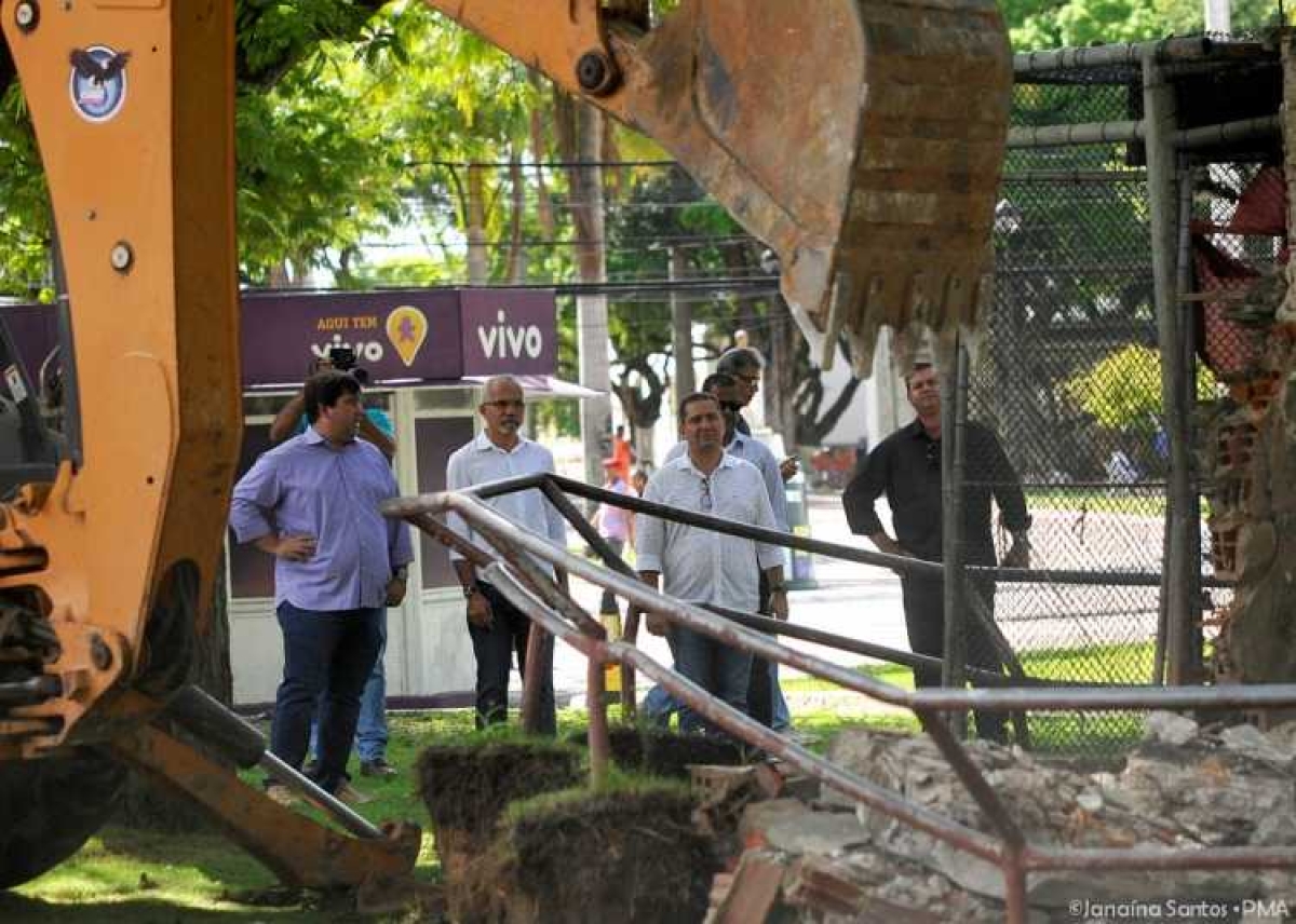 Edvaldo Nogueira acompanha desativação dos viveiros da Praça Olímpio Campos (Foto: Janaína Santos/PMA)