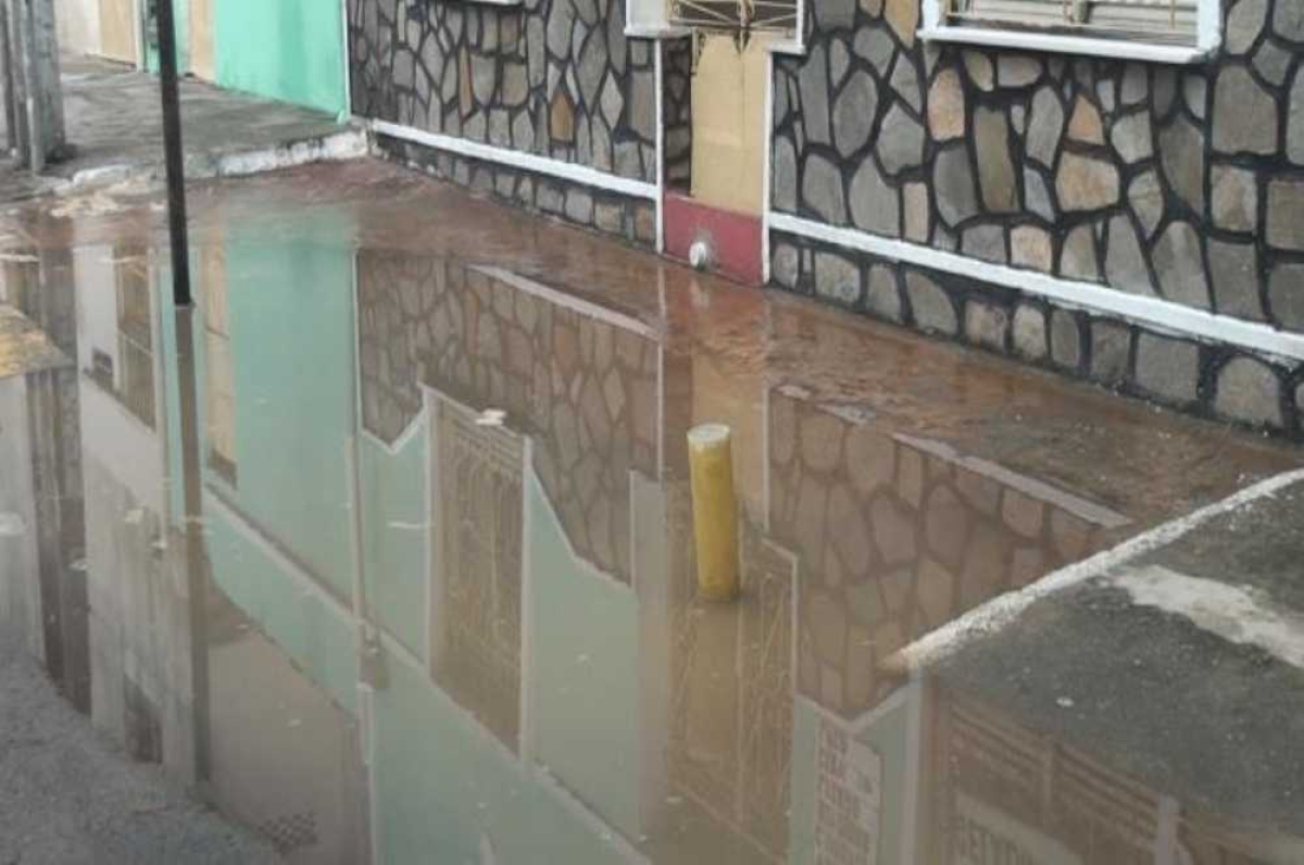 Moradora teve casa tomada pelas águas (Foto: Portal Infonet)