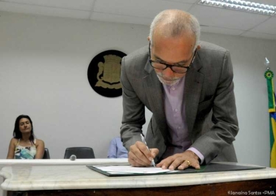 Contrato assinado pelo prefeito retoma manutenção das escolas (Foto: Janaína Santos/PMA)