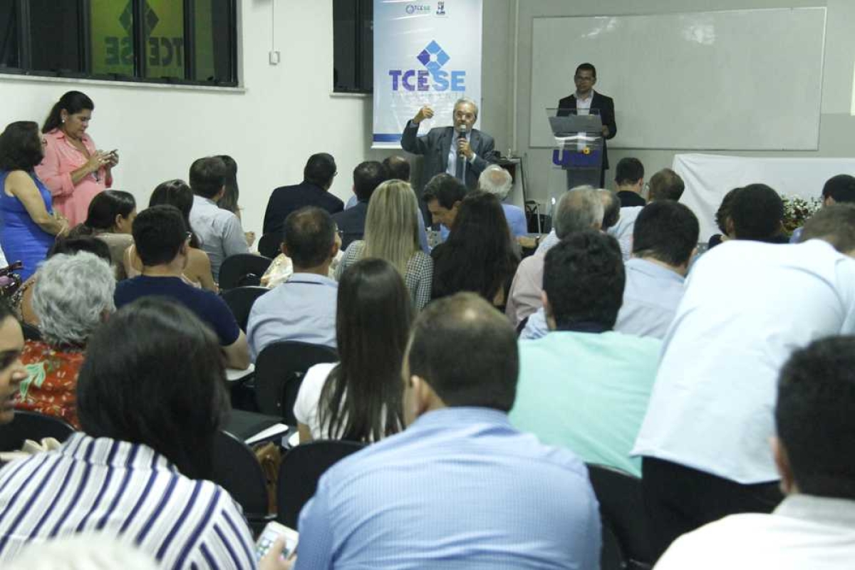 Presidente do TCE fez a abertura do evento e também apresentou dados de interesse dos municípios (Foto: Cleverton Ribeiro/TCE/SE)