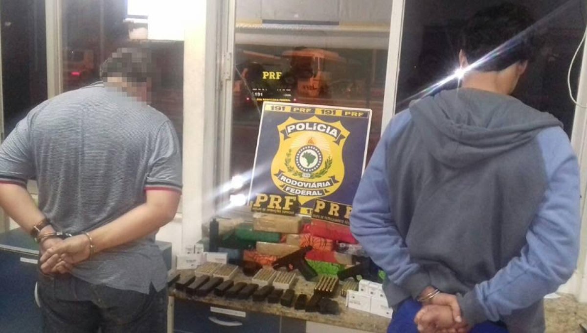 PRF em Vitória da Conquista, na Bahia, detém dois homens ao transportar armas de fogo, 300 munições e drogas para Sergipe (Foto: Assessoria PRF/SE)