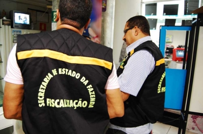 Sefaz/Sergipe fiscaliza equipamentos de emissão de cupom fiscal em lojas do comércio varejista (Foto: Sefaz/SE)