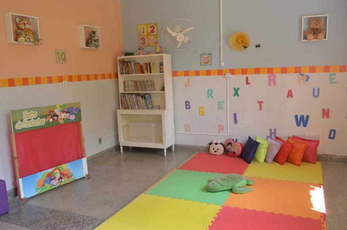 Decoração da sala de leitura foi uma doação de estudantes universitários (Foto: Portal Infonet)