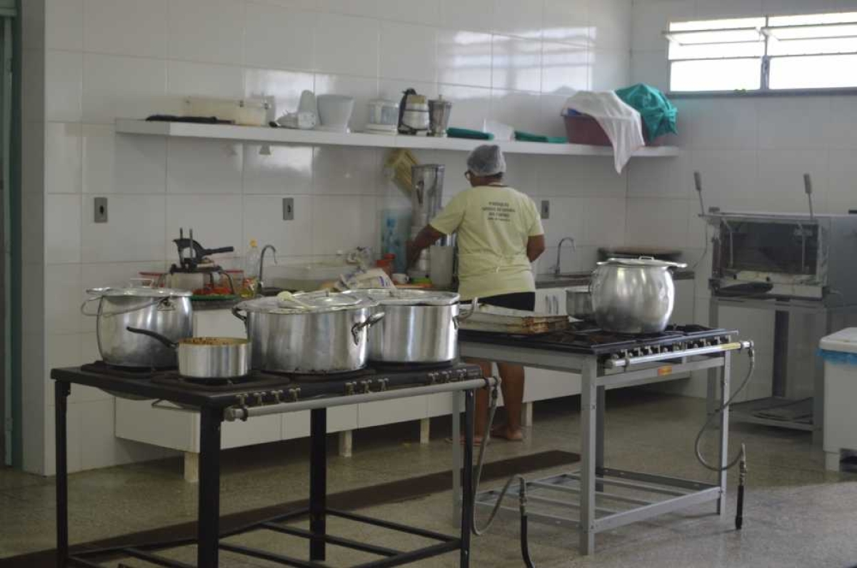 Cozinha onde são preparadas as refeições das crianças (Foto: Portal Infonet)