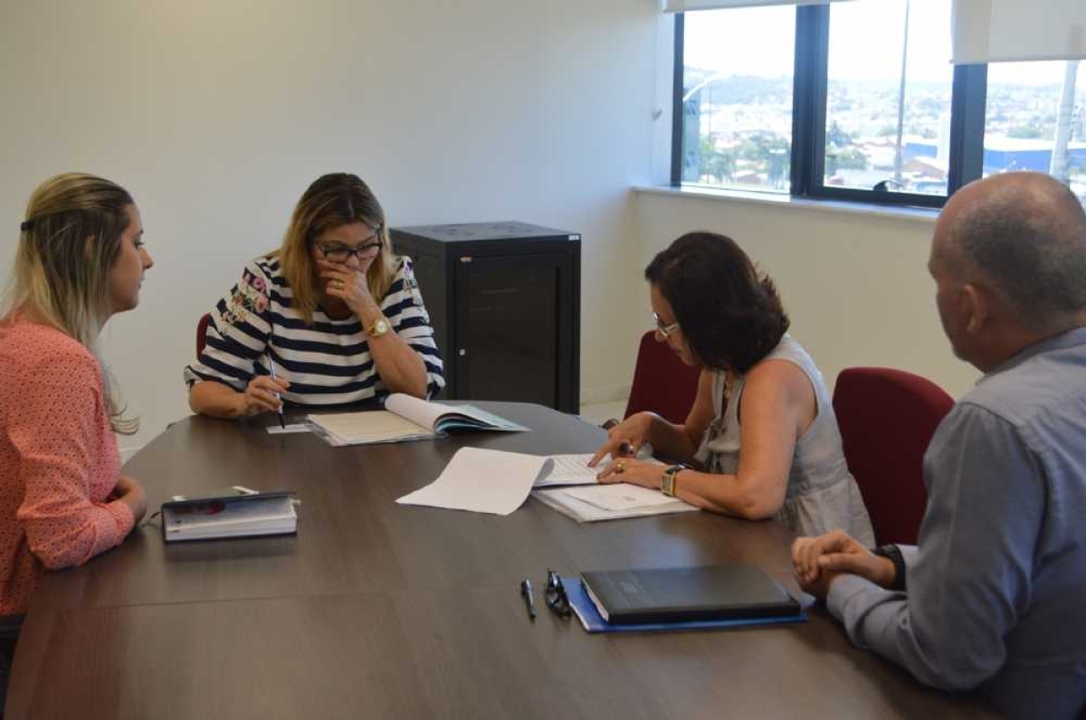 Audiência foi realizada pela promotora de Defesa dos Direitos do Consumidor, Euza Missano (Foto: Portal Infonet)