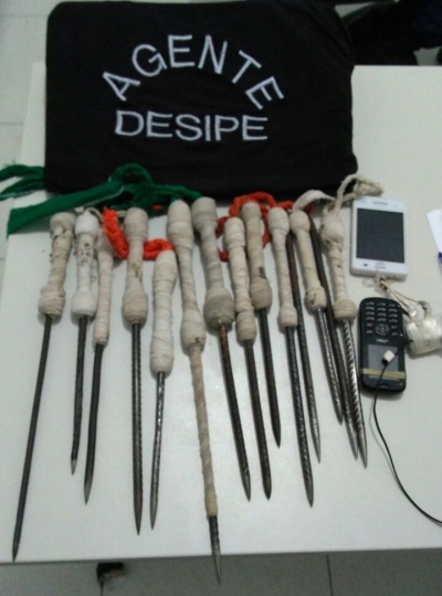 Agentes apreendem chunchos e celulares em operação de revista no Copemcan (Foto: Sindpen/SE)