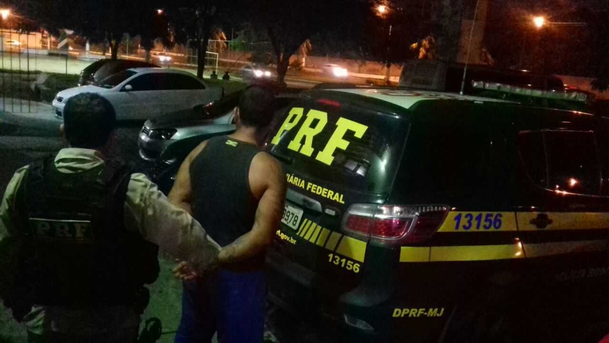 PRF prende dois homens com mandados de prisão em aberto nas BRs 235 e 101 (Foto: PRF/SE)