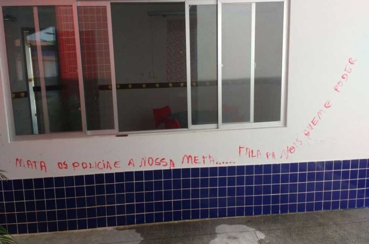 Na parede da instituição foi localizada pichações de ódio contra a polícia e o prefeito (Foto: Prefeitura Municipal de Campo do Brito)