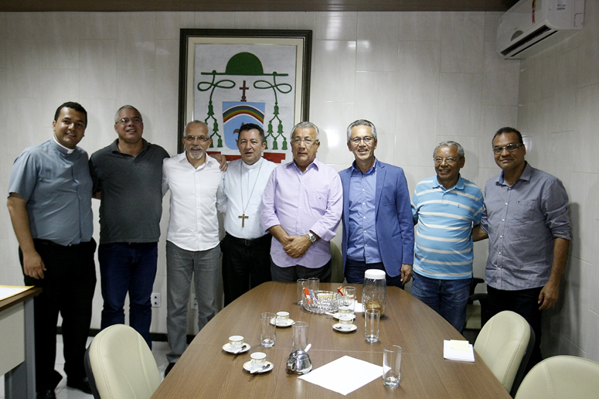 Documentação sobre o processo emergencial foi entregue pelo presidente Luiz Roberto ao prefeito Edvaldo Nogueira na manhã desta segunda (Foto: Marco Vieira/PMA)