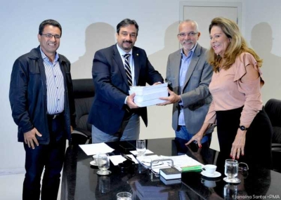 Edvaldo entrega documentos aos representantes do MP. (Foto: Janaína Santos/PMA)