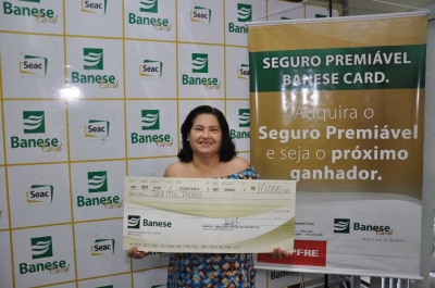 Dona Maria de Fátima recebeu o prêmio na loja do Banese Card da Avenida Barão de Maruim, em Aracaju Foto: Luis Mendonça)