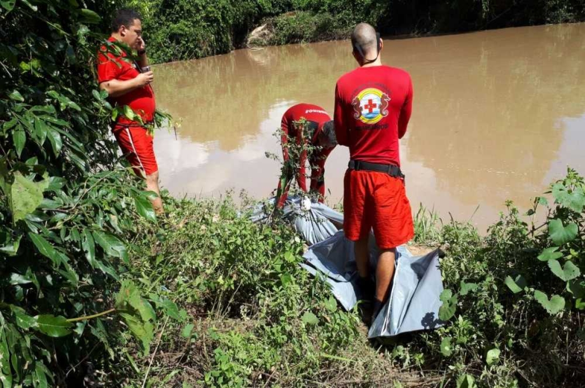 Equipe de bombeiros no momento do resgate (Foto: CBM/SE)