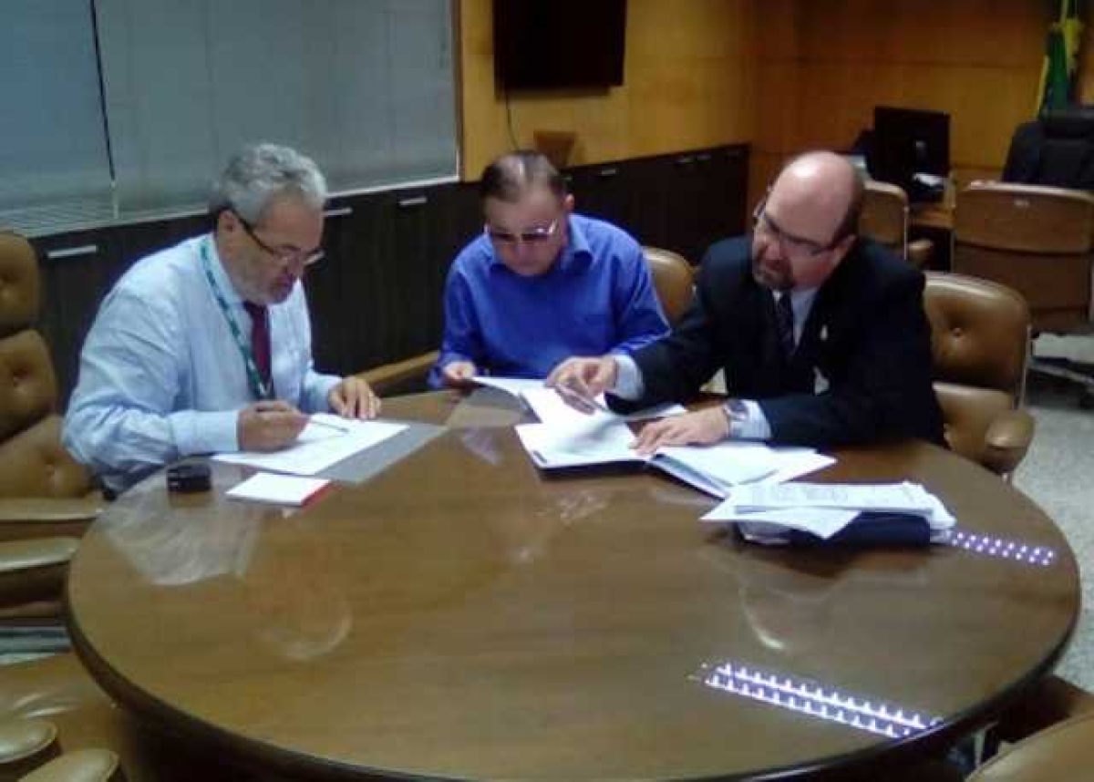 Representação foi entregue ao conselheiro-presidente em seu gabinete (Foto: Amase)