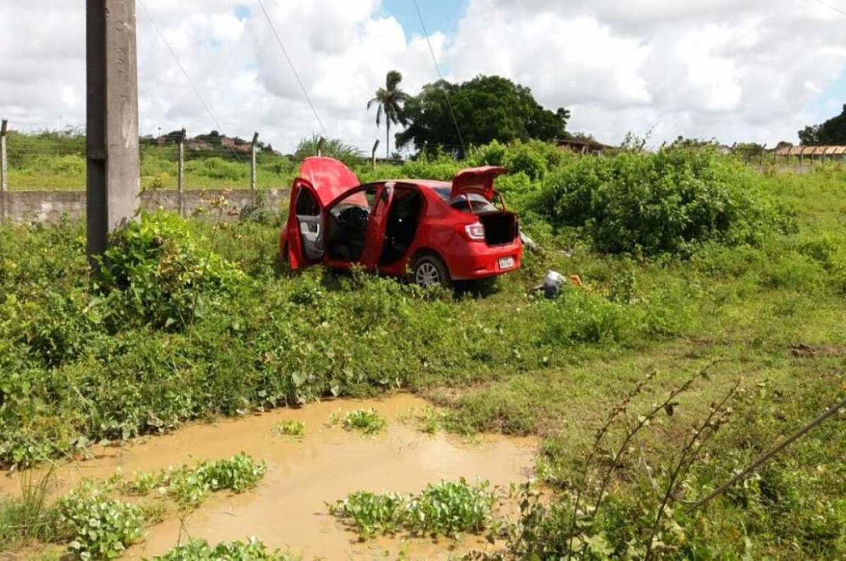 Carro abandonado no Parque dos Farois (Foto: PM/SE)