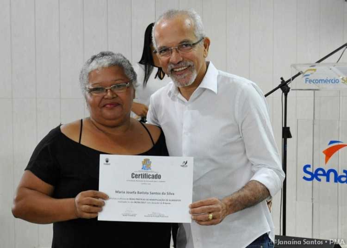 Prefeito de Aracaju realiza entrega de certificados a ambulantes capacitados pela Fundat (Foto: Janaína Santos/PMA)