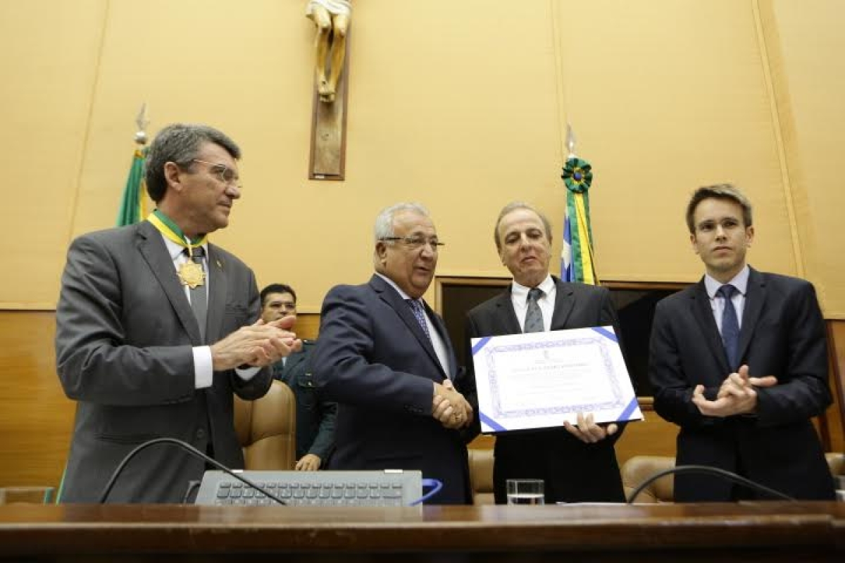 Título é entregue pelo governador Jackson Barreto (Foto: César de Oliveira)
