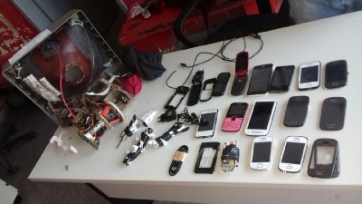Servidores apreendem celulares dentro de tubo de imagem de TV no Premabas (Foto: Sejuc/SE)