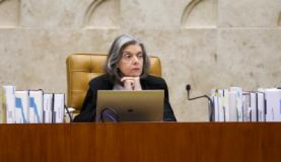 A presidente do STF, ministra Carmem Lúcia, durante sessão plenária do julgamento sobre as delações da JBS (Foto: Marcelo Camargo/Agência Brasil)