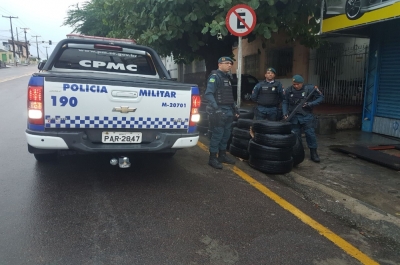  Pneus são apreendidos no Porto Dantas (Foto: PM)
