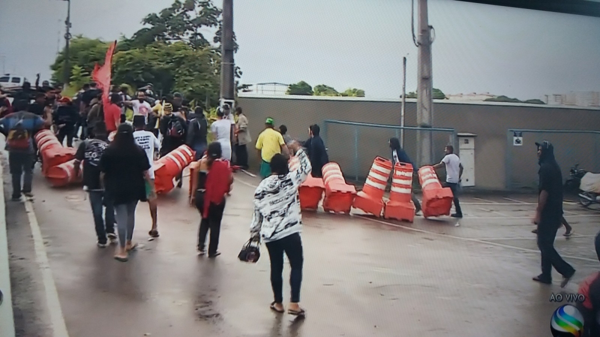  Rodovia Marechal Rondon, em São Cristóvão (SE), motociclista tentou furar o bloqueio e foi agredido. (Foto: Reprodução/TV Sergipe)