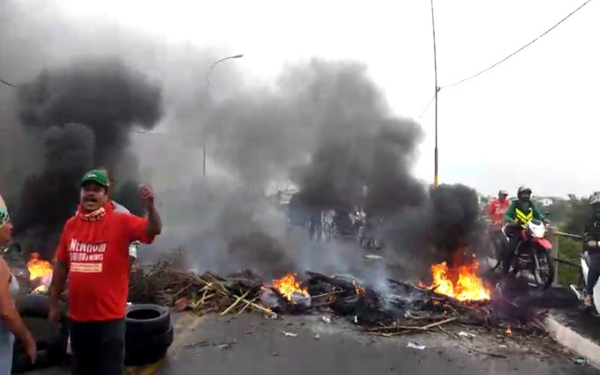  Manifestantes na ponte entre os municípios de Nossa Senhora do Socorro e Aracaju, em Sergipe. (Foto: Lanne Pacheco)