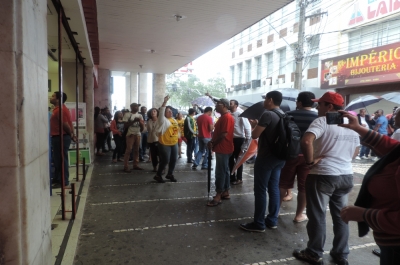  Manifestantes precionam logistas (Fotos: Portal Infonet)