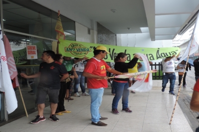  Categoria se reuniu em frente a agência bancária, no centro de Aracaju (Foto: Portal Infonet)