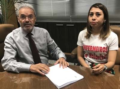 Presidente do Sindicato dos Enfermeiros do Estado de Sergipe, Shirley Morales entregou documentação ao conselheiro Clóvis Barbosa de Melo (Foto: TCE/SE)