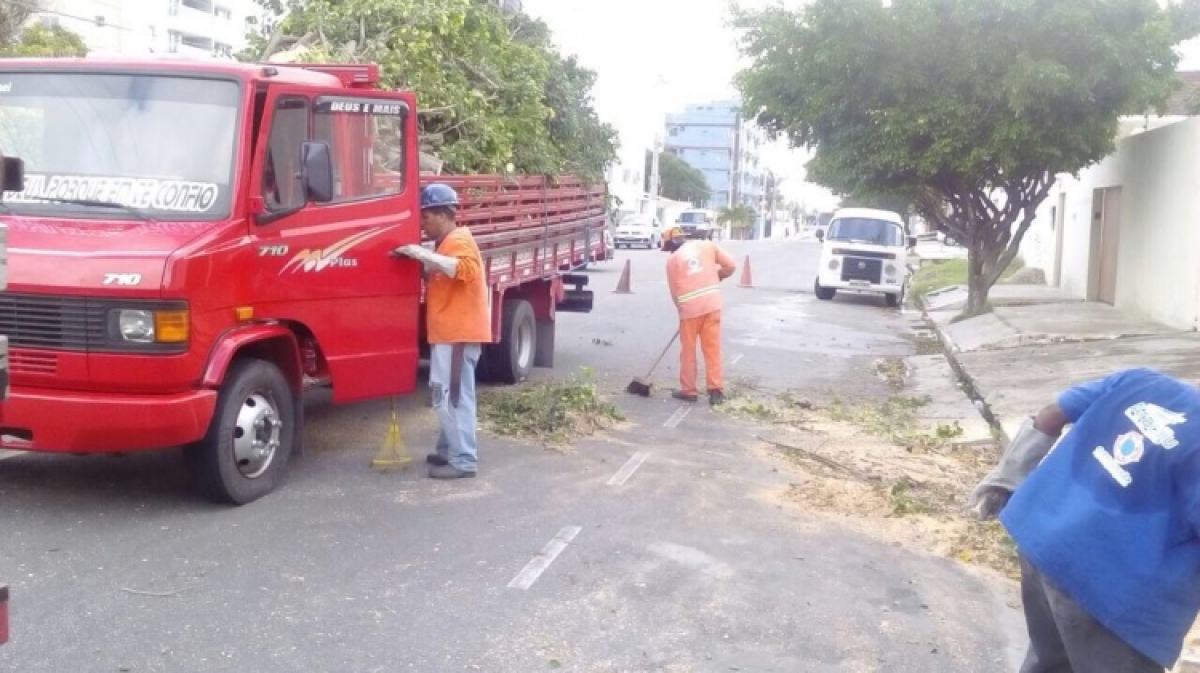 Emsurb recolhe árvores derrubadas pelos fortes ventos (Foto: PMA)