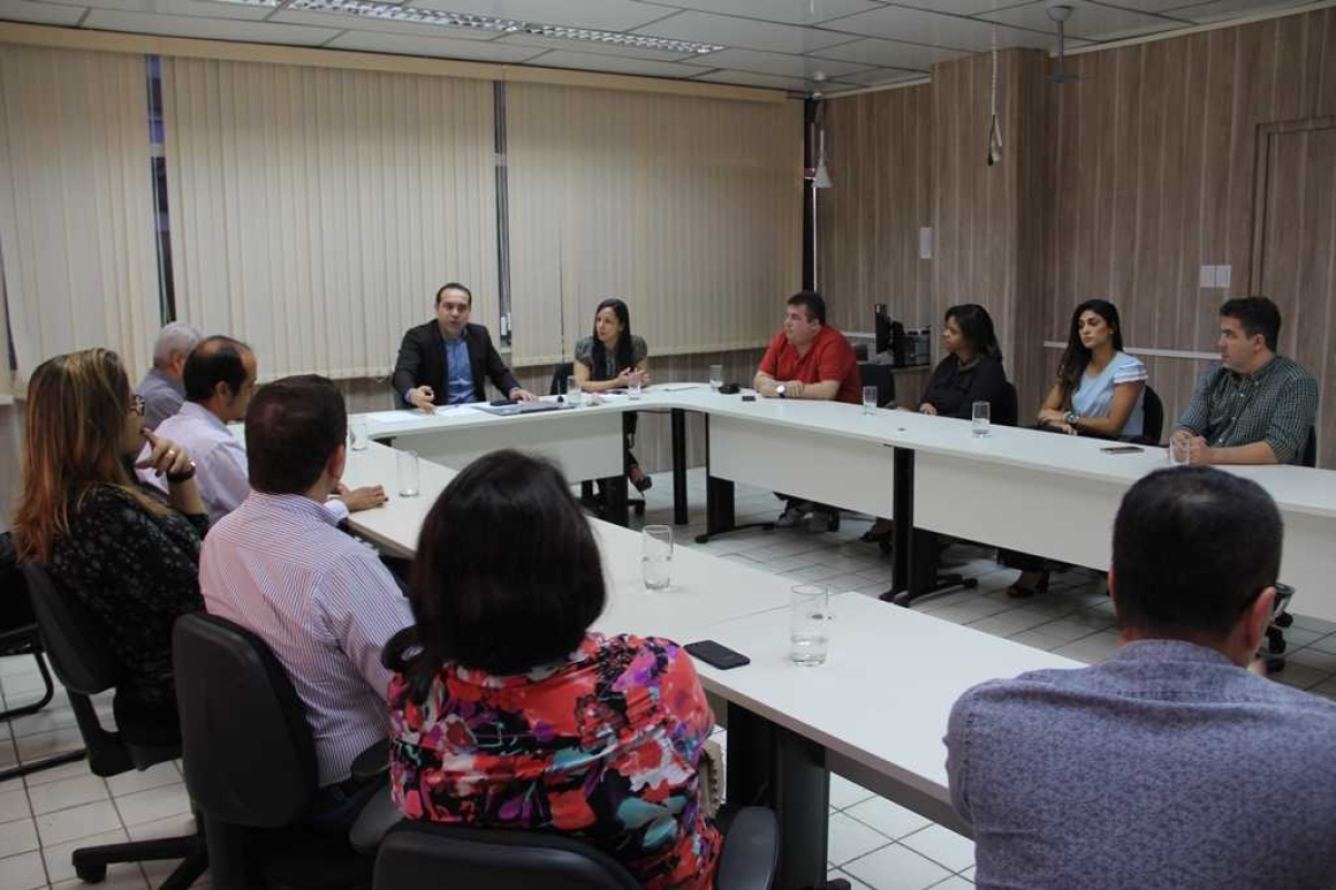Secretário da Seplag discute com cirurgiões plásticos pleito da categoria (Foto: Seplag/SE)