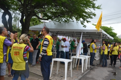  Servidores se concentram na porta do Palácio (Fotos: Portal Infonet)