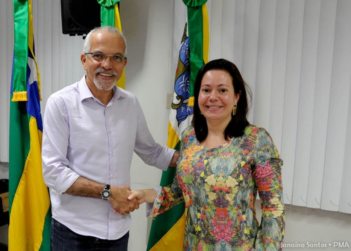 Prefeito efetiva Waneska Barboza na Secretaria da Saúde de Aracaju (Foto: Janaína Santos/PMA)
