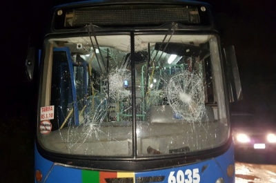 Linha de ônibus é depredada por populares em Nossa Senhora do Socorro (Foto: Setransp)
