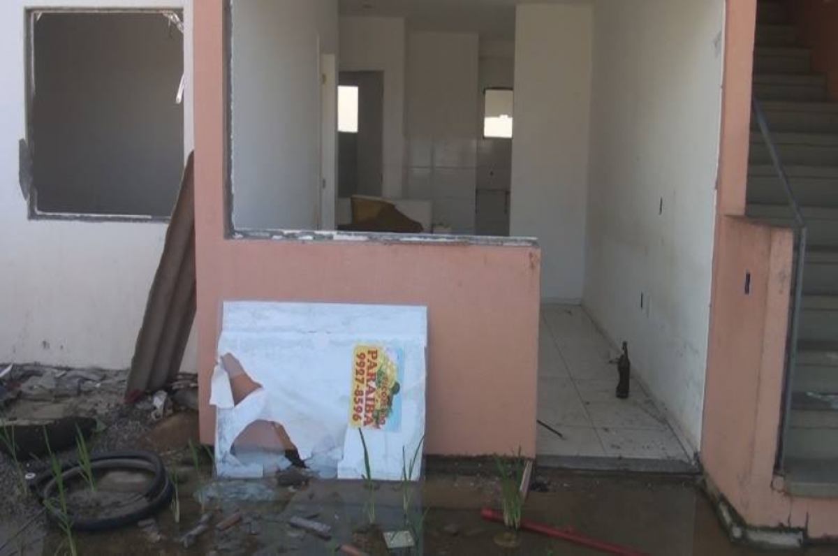 Casas estão depredadas, sem portas, janelas e sequer vasos sanitários (Foto: Portal Infonet)