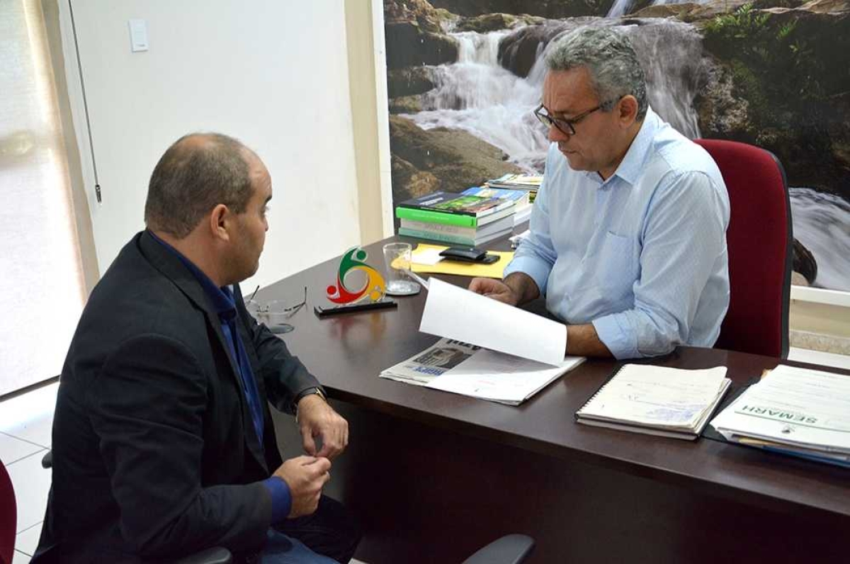O secretário de Estado do Meio Ambiente e dos Recursos Hídricos, Olivier Chagas  e o superintendente do Consórcio Público de Resíduos Sólidos do Agreste Central, Caio Marcelo Valença (Foto: Lucas Noronha/Assessoria Semarh/SE)
