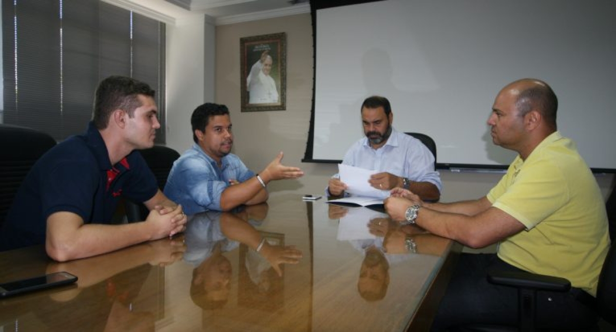 Dirigentes do DCE se reúnem com representantes da Farol e da Unit (Foto: Unit)
