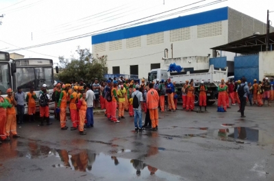  Trabalhadores da limpeza pública fazem ato em frente à Torre (Foto: Sindelimp)