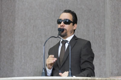 O vereador Lucas Aribé está utilizando a tribuna da CMA para se pronunciar (Foto: Gilton Rosas/CMA)