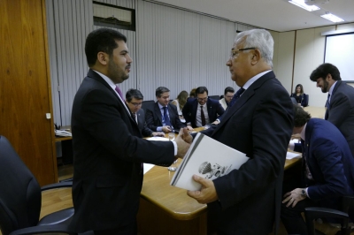 O governador de Sergipe, Jackson Barreto, reuniu-se nesta quarta-feira, 09, com o secretário-executivo do Ministério da Indústria, Comércio Exterior e Serviços (MDIC), Marcos Jorge de Lima, em Brasília, para tratar da obtenção de recursos para finalização das obras do Terminal Pesqueiro de Aracaju (Foto: Roque Sá)