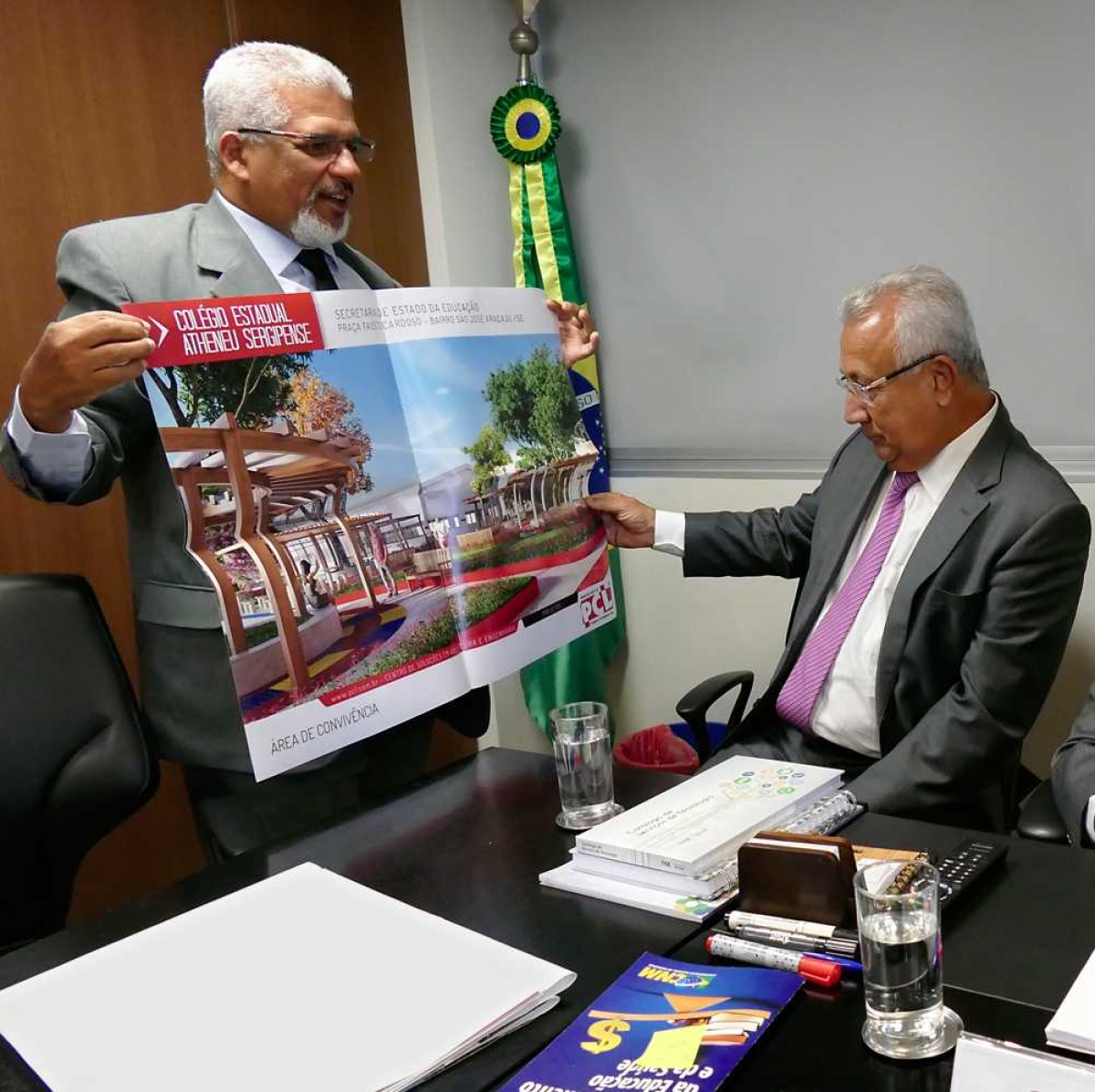 O secretário de Educação, Jorge Carvalho, apresentou o projeto de reforma e ampliação ao governador Jackson Barreto (Foto: Roque Sá)