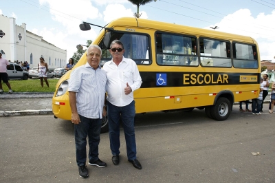 Jackson entrega o terceiro ônibus escolar a Siriri para ajudar na educação do município e de toda região circunvizinha (Foto: Victor Ribeiro/ASN)