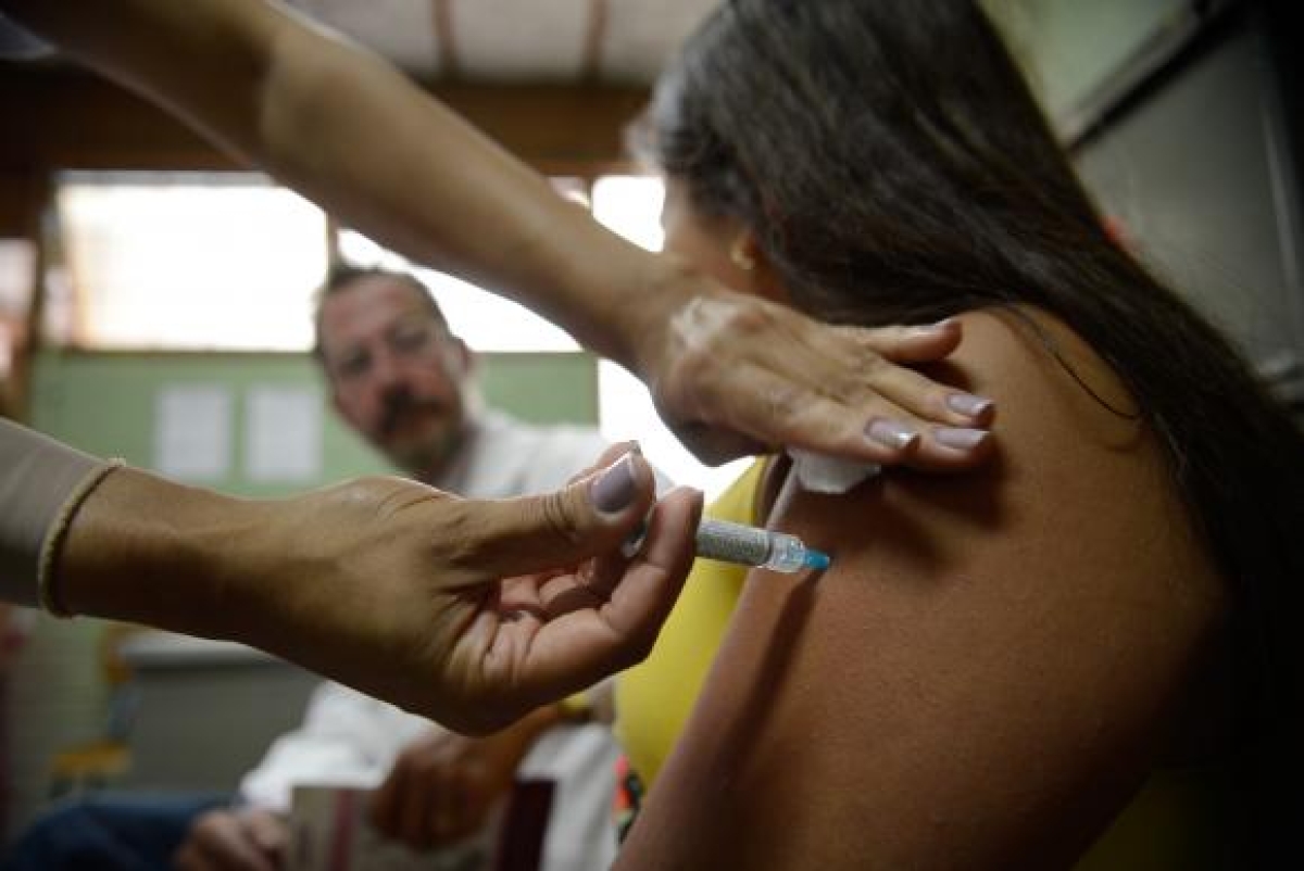 Para evitar o desperdício de vacinas que têm prazo de validade até setembro, o governo decidiu ampliar o público-alvo para homens e mulheres até 26 anos (Foto: Marcelo Camargo/Agência Brasil)