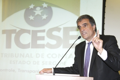 No TCE/SE, ex-ministro da Justiça diz que luta contra a corrupção deve respeitar democracia (Foto: DICOM/TCE)